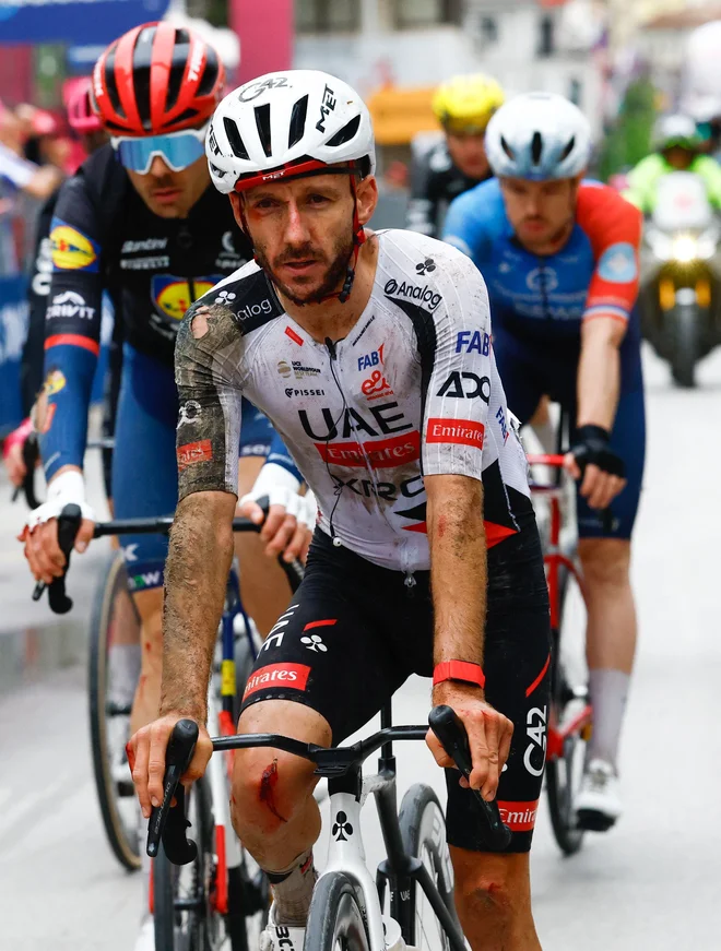 Adam Yates je bil v cilju močno potolčen. Tako psihično, kot tudi fizično. Vprašanje, ali ga bomo na Giru še videli. FOTO: Luca Bettini/AFP