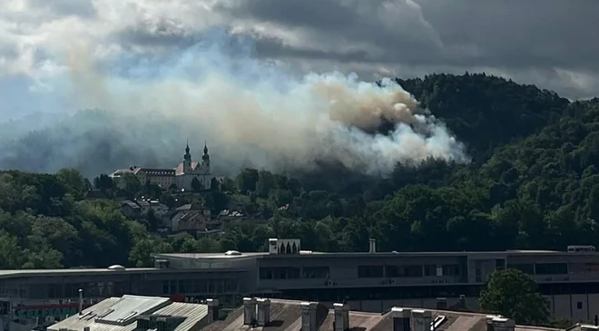 Zaradi požara so preventivno za obiskovalce zaprli Celjski grad. FOTO: Miha Zagozda