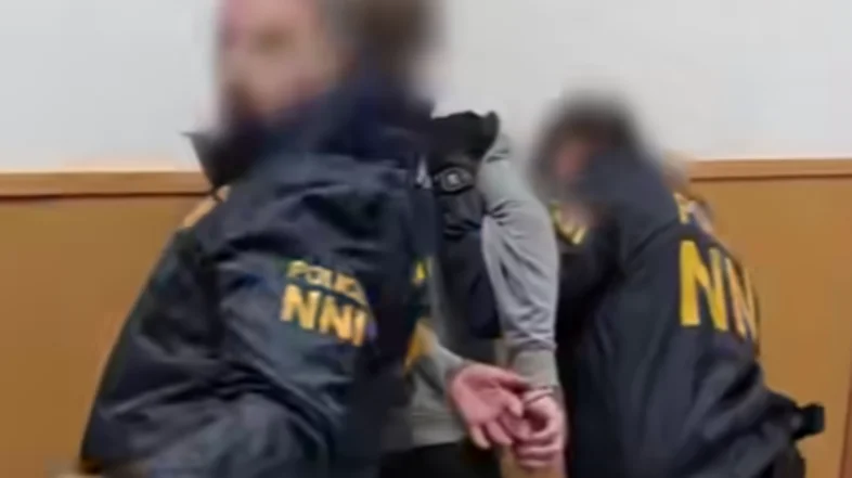 Aretacija dijaka na eni od madžarskih srednjih šol. Nazadnje je bil osumljen poskusa umora kot sostorilec, saj naj bi podpiral slovenskega napadalca. FOTO: Madžarska policija
