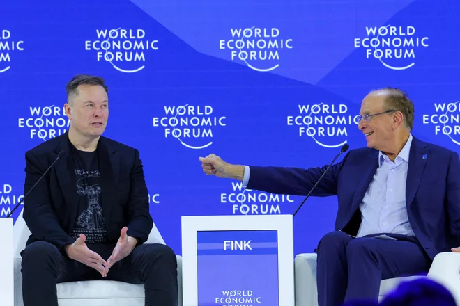 Elon Musk in Larry Fink sta bila na Svetovnem gospodarskem forumu v Davosu. FOTO: Denis Balibouse/Reuters
