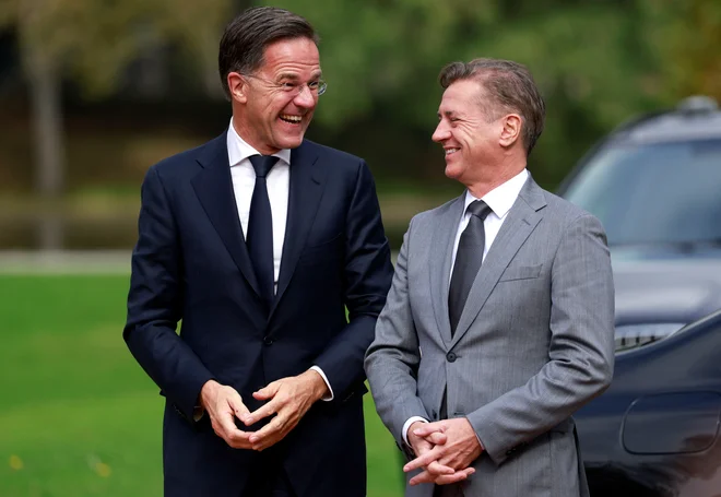 Premier Robert Golob je lani zagotavljal generalnemu sekretarju Nata Marku Rutteju, da bo Slovenija v obrambo vložila dva odstotka BDP. FOTO: Borut Živulović/Reuters