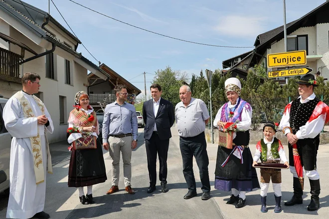 Narodne noše so popestrile tunjiške slovesnosti.
