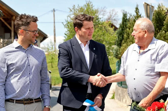 Stisk roke in čestitke (z leve): občinski svetnik Matija Podjed, Matej Slapar in Valentin Zabavnik