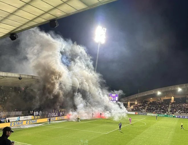 Derbi z Mariborom so zaznamovali tudi navijaški izgredi.