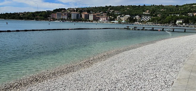 Soški prod polepšal in povečal plažo Portorož. FOTO: Boris Šuligoj