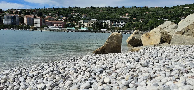 Soški prod na portoroški plaži. FOTO: Boris Šuligoj