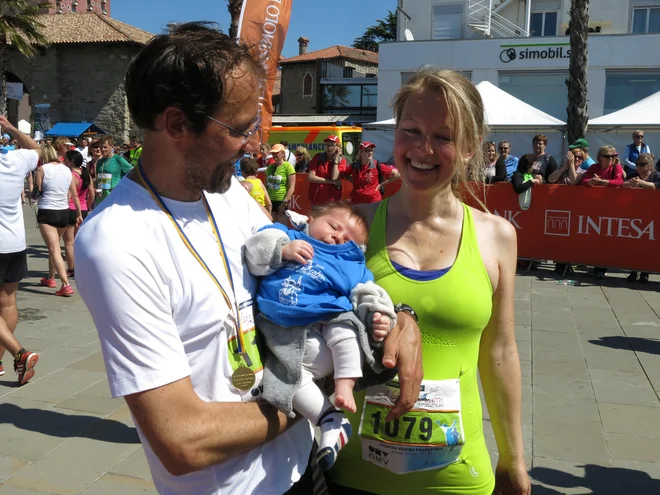 Istrski maraton v Kopru (2017). Najmlajši udeleženec maratona: Julij Praprotnik (tri tedne). Urban Praprotnik, Julij Praprotnik in Jasmina Kozina Praprotnik so tekli skupaj. FOTO: Šuligoj Boris