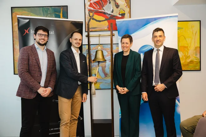 Vodstvo Intercapital ETF Krešo Vugrinčić in Đivo Pulitika ter uprava Ljubljanske borze Marko Bombač in Nina Vičar ob uvrstitvi še šestega ETF sklada na Ljubljansko borzo. Foto Ljubljanska Borza