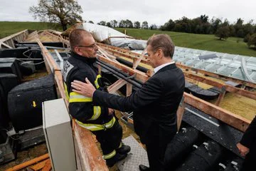 Razdejanje si je ogledal tudi takratni predsednik vlade Robert Golob. FOTO: Mestna občina Novo mesto