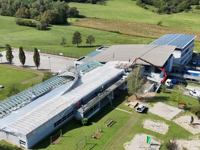 Silovit veter je streho dobesedno olupil. FOTO: Mestna občina Novo mesto