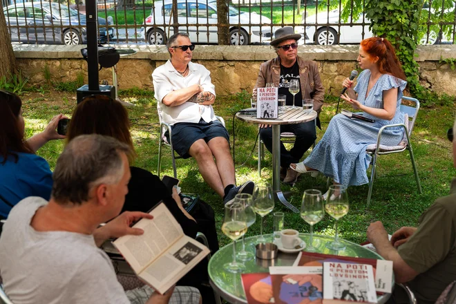 Predstavitev biografije je povezovala Sonja Javornik, Pero pa je spomine obujal skupaj z avtorjem knjige Dušanom Čatrom.