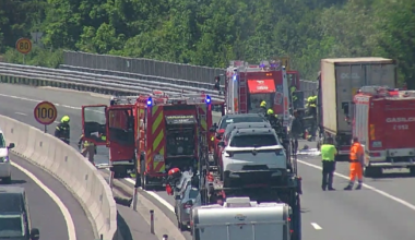 Pozor, zaradi gorečega vozila zaprt vozni pas na primorski avtocesti