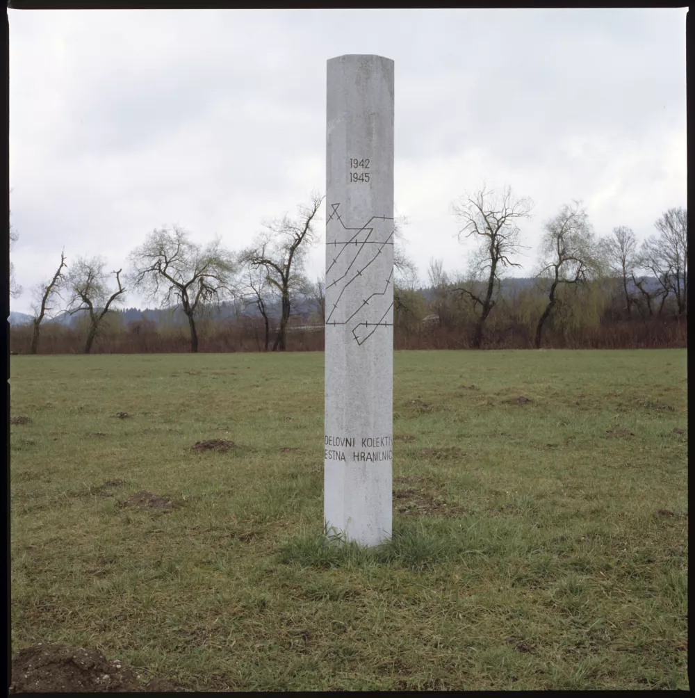 Dejan Habicht, Pot spominov in tovarištva - spominski kamni, 2008, detajl (sken barvnega negativa). Z dovoljenjem avtorja.
