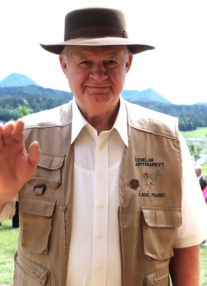 Franc Čanč je gospodar učnega čebelnjaka, edinega v SA-ŠA regiji.