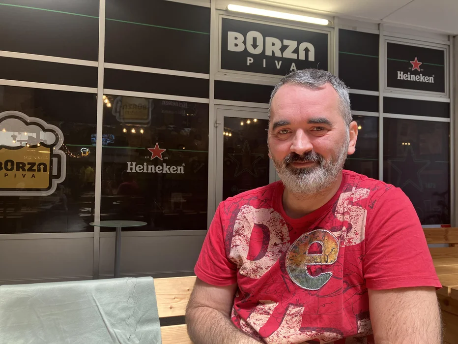 Bojan Veličković pred Borzo piva v Savskem naselju FOTOGRAFIJE: Gordana Stojiljković