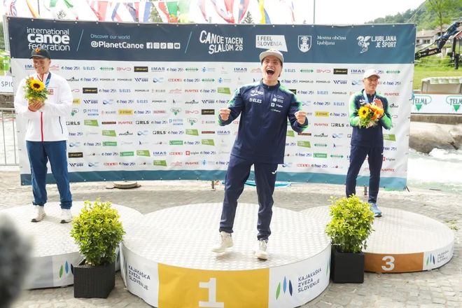 Žiga Lin Hočevar (na sredini) se je takole veselil zmage v kanuju, v katerem je slovensko slavje dopolnil tretjeuvrščeni Luka Božič (desno).