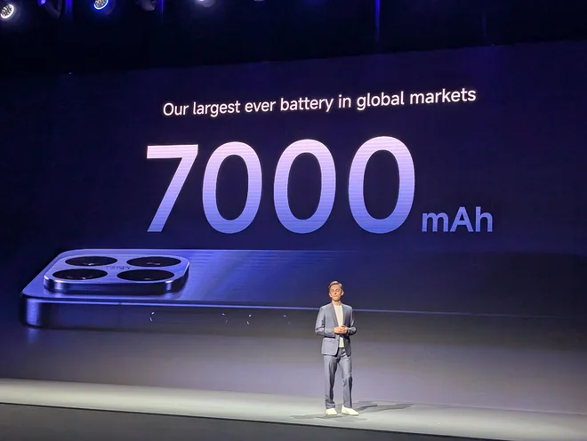 Novi xiaomi 17T pro se lahko pohvali z zajetno baterijo, je poudaril vodja komuniciranja pri Xiaomiju T. J. Walton. FOTO: Staš Ivanc