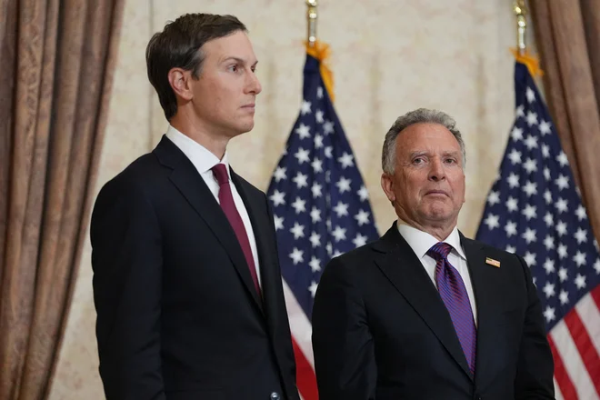 Jared Kushner (levo, v družbi Steva Witkoffa) je poslovnež pa tudi posebni odposlanec ZDA za pogajanja o Iranu. FOTO: Jacquelyn Martin/Reuters