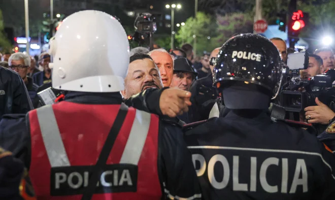 Državljani in okoljevarstvene organizacije so že protestirali proti projektu in napovedali nove proteste. Na arhivski fotografiji prizor z nedavnih protikorupcijskih protestov v Tirani. FOTO: Valdrin Xhemaj/Reuters