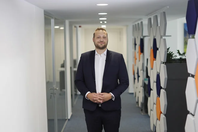 Kibernetski incidenti imajo hude finančne posledice. IBM navaja, da je globalni povprečni strošek kršitve varnosti podatkov v letu 2024 dosegel 4,88 milijona USD. FOTO: Leon Vidic