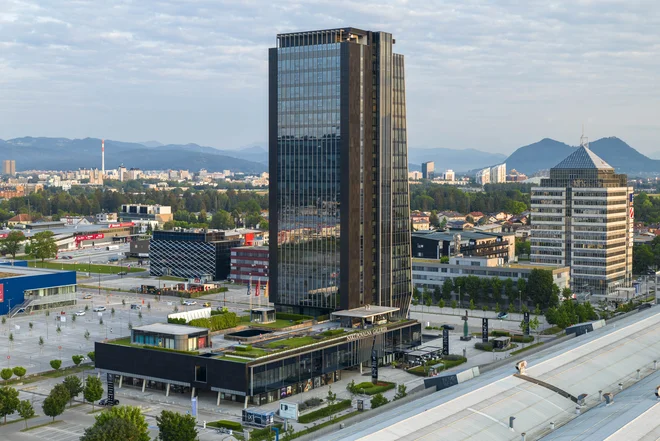 Prepoznavna steklena fasada zagotavlja obilico naravne svetlobe ter prispeva k prijetnemu in produktivnemu delovnemu okolju. FOTO: BTC