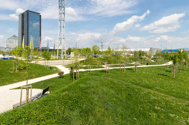 Park s svojim naravnim okoljem in z umestitvijo različnih elementov urbane opreme, kot so mize, klopi in ležalniki iz lesa, obiskovalcem ponuja prijetno točko za druženje in sprostitev. FOTO: BTC