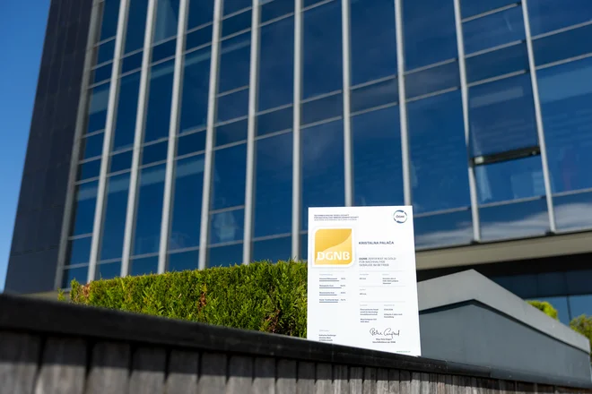 Zlati certifikat DGNB potrjuje, da je trajnostna vizija Kristalne palače uspešno prestala preizkus časa. FOTO: BTC
