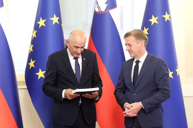 Janša se je po primopredaji poslov Golobu zahvalil za čestitke ob izvolitvi in tudi, kot je dejal, za nekatero dobro opravljeno delo. FOTO: Blaž Samec