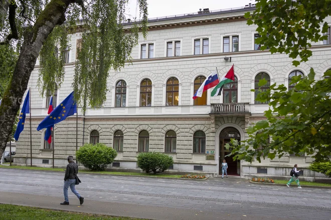 Na pročelju predsedniške palače visi palestinska zastava. FOTO: Matjaž Klemenc