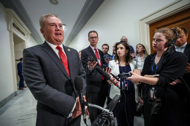 Predsednik odbora James Comer med pogovorom z novinarji po zaslišanju Billa Gatesa. FOTO: Kevin Lamarque/Reuters