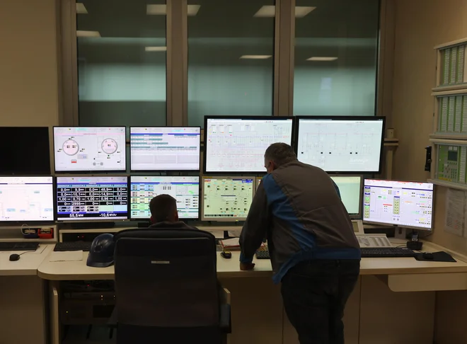 Aleksander Mervar vidi rešitev v vzpostavitvi enotne podatkovne platforme in pridobitvi podatkov v realnem času iz celotnega elektroenergetskega sistema oziroma v celoviti informacijski integraciji podatkovnih sistemov med Elesom in vsemi petimi elektrodistribucijskimi podjetji. FOTO: Blaž Samec