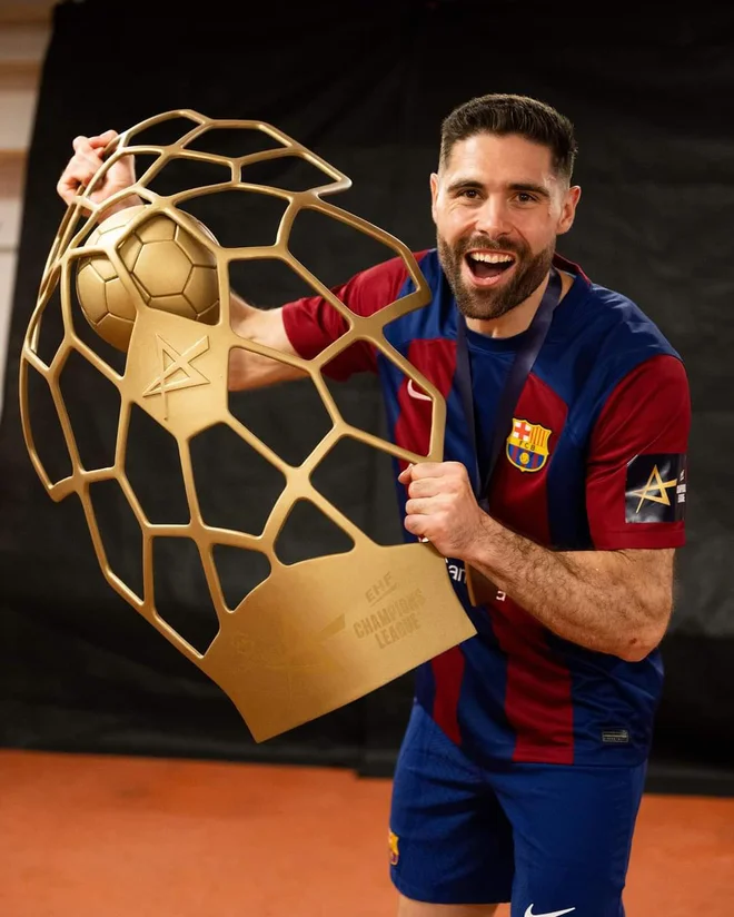 Blaž Janc je tako dvignil pokal pred dvema letoma. FOTO: EHF