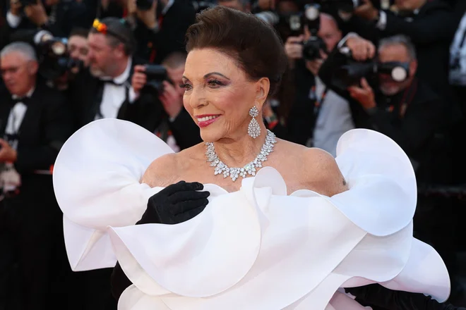 Joan Collins preprosto ljubi življenje. FOTO: Valery Hache Afp