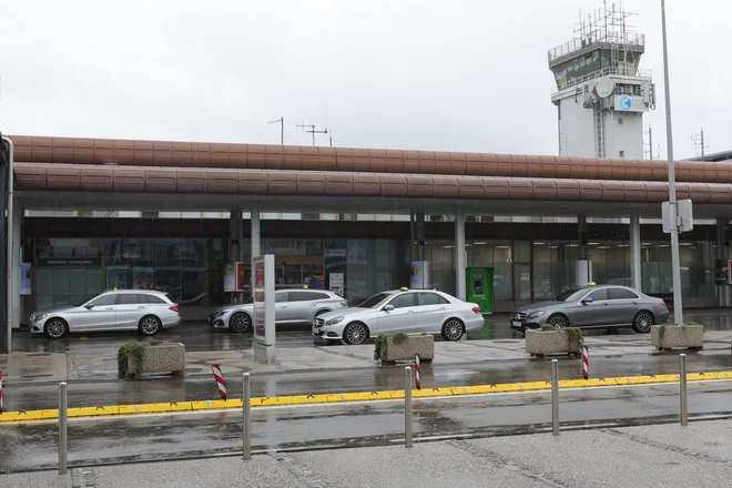Vožnja z avtobusom od letališča do Ljubljane stane okoli tri evre, s taksijem pa po rednem ceniku približno 45 evrov. A po navedbah številnih potnikov naj bi nekateri za isto pot zaračunavali tudi 70 ali 80 evrov. Takšne prakse naj bi bile povezane z ožjimi skupinami taksi prevoznikov, ki z visokimi cenami izkoriščajo predvsem turiste. FOTO: Dejan Javornik, Delo