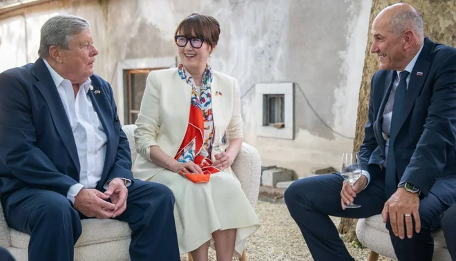 Predsednik vlade Janez Janša, Viktor Knavs in ameriška veleposlanica Asel K. Roberts. FOTO: Facebook