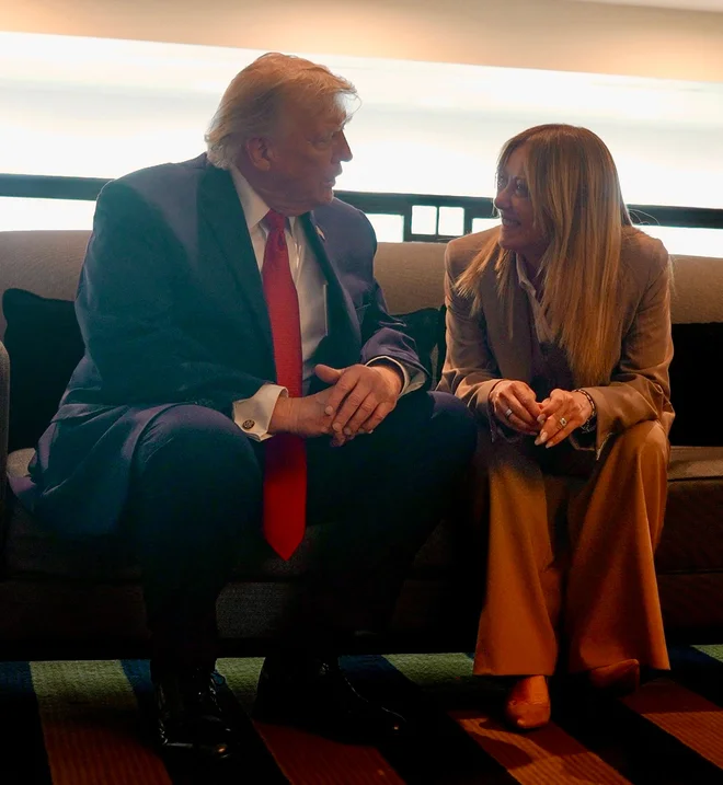Giorgia Meloni in Donald Trump na vrhu G7. FOTO: AFP