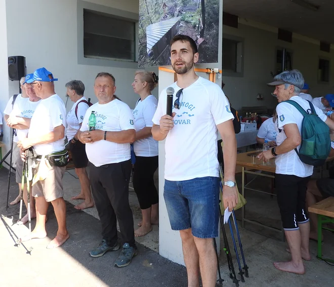 Udeležence pohoda je pozdravil glavni organizator Simon Golob. FOTO: Janez Kuhar