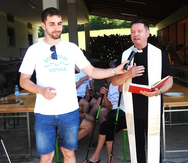 Župnik Pavel Pibernik jim je zaželel srečno vrnitev brez poškodb. FOTO: Janez Kuhar