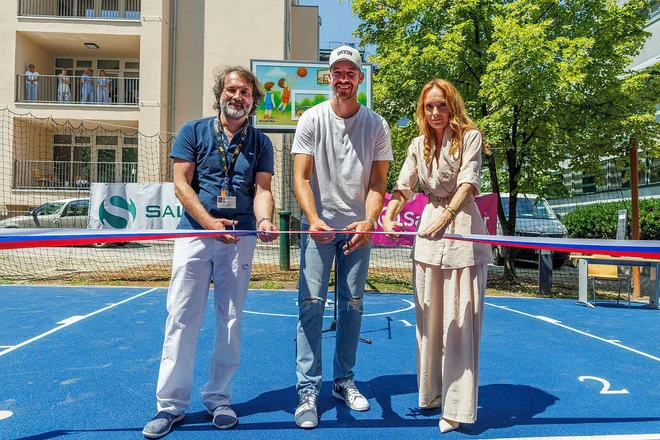 Novo igrišče je prvo, ki je urejeno v bolnišničnem okolju. FOTO: Matej Povše