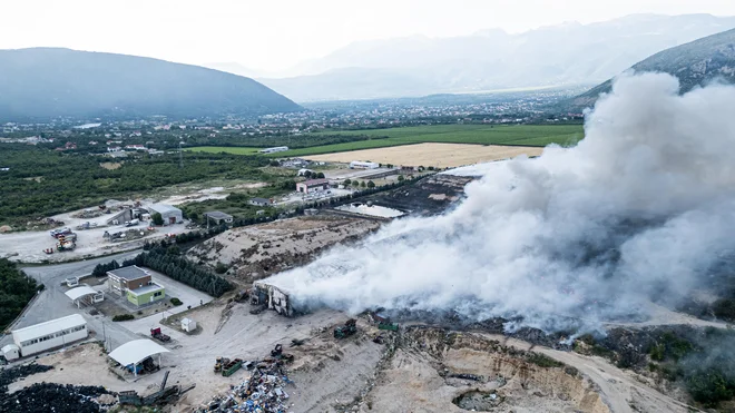 V Mostarju je zagorelo v ponedeljek zjutraj. FOTO: Denis Kapetanovic/Pixsell