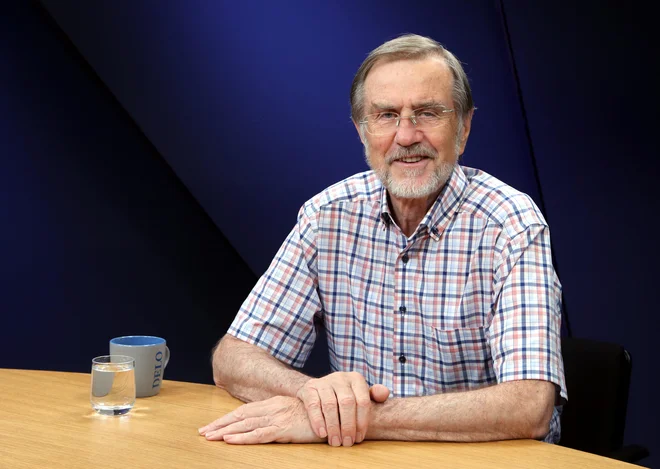 Lojze Peterle je v podkastu Moč politike povedal, da ima včasih vtis, da živimo v dveh Slovenijah in da ene strani čisto nič ne zanima, kaj boli drugo. FOTO: Marko Feist