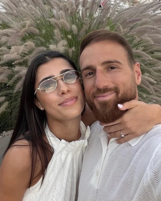 Olga je z veseljem pokazala dragocen diamantni prstan, s katerim jo je Jan zaprosil za roko.