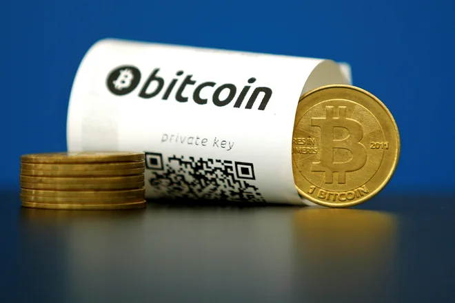 Bitcoin je začasno zdrsnil pod mejo 60.000 dolarjev in dosegel okoli 58.000 dolarjev. FOTO: Reuters