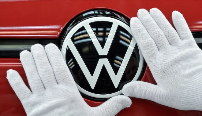 Eden najbolj spornih delov načrta je morebitna izločitev dela Volkswagna v ločeno družbo. FOTO: Matthias Rietschel/Reuters