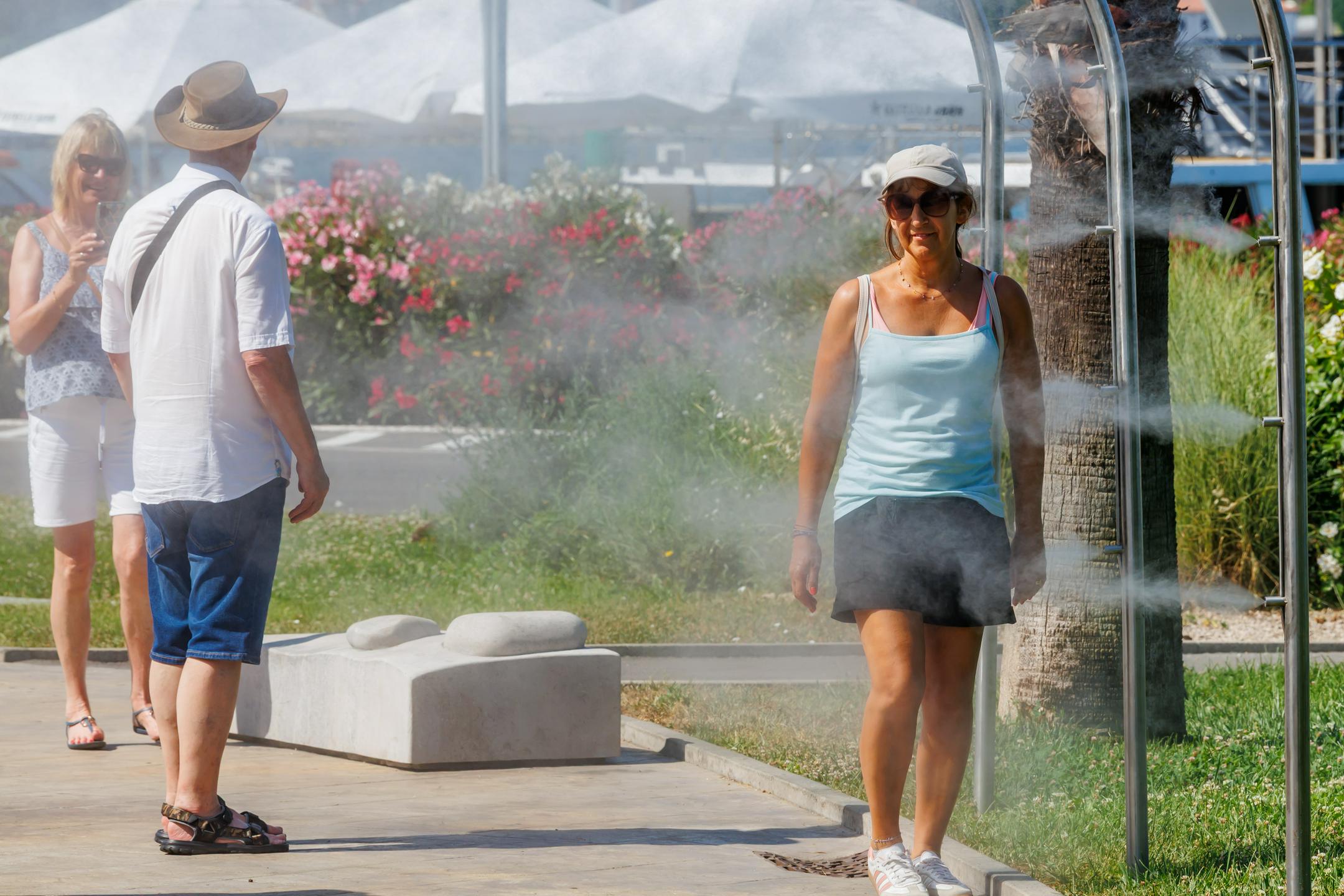 Vročina bo vztrajala še do četrtka. Na fotografiji turisti v Kopru, ki se skušajo ohladiti na različne načine. Foto: Tomaž Primožič, FPA Vročina bo vztrajala še do četrtka. Na fotografiji turisti v Kopru, ki se skušajo ohladiti na različne načine. Foto: Tomaž Primožič, FPA