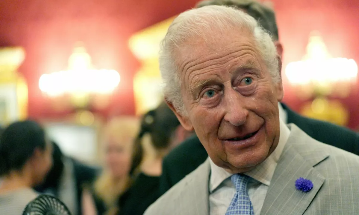 Po prenovi za 417 milijonov evrov kralj zavrnil selitev v Buckinghamsko palačo