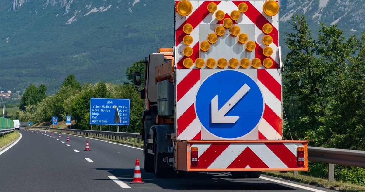 Tovornjak vozil z utripalkami, 28-letnik pa trčil vanj