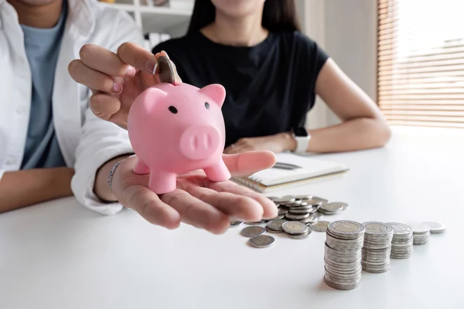 Prihranki lahko prek finančnih trgov podpirajo razvoj podjetij, infrastrukture in drugih gospodarskih projektov. FOTO: Depositphotos