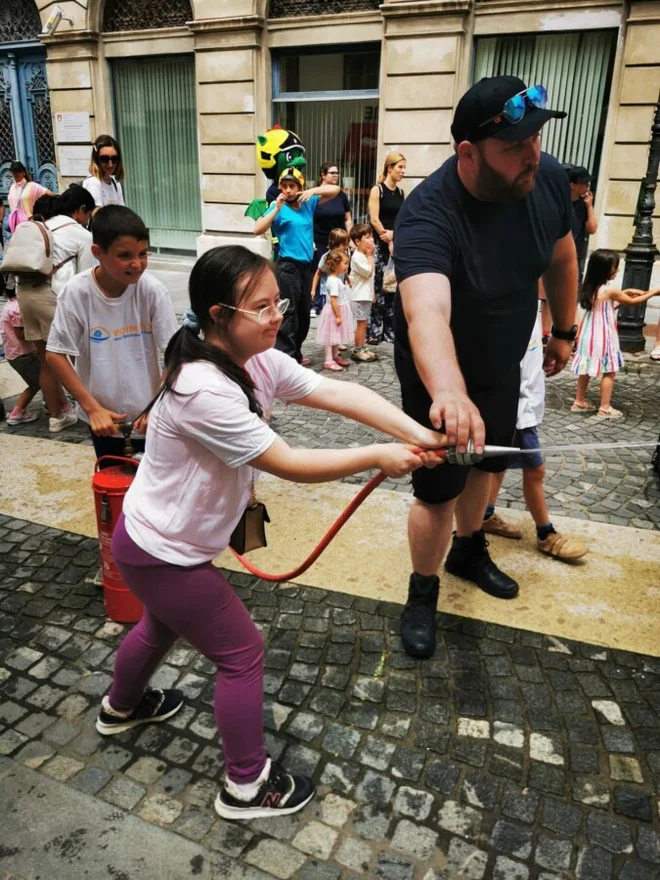 Ljubljanski gasilci so otrokom predstavili vso lepoto svojega poslanstva. FOTO: Lions D129