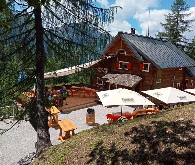 Slovenska pohodnika so našli ob poti na priljubljeno planinsko kočo Zacchi. FOTO: Rifugio Zacchi